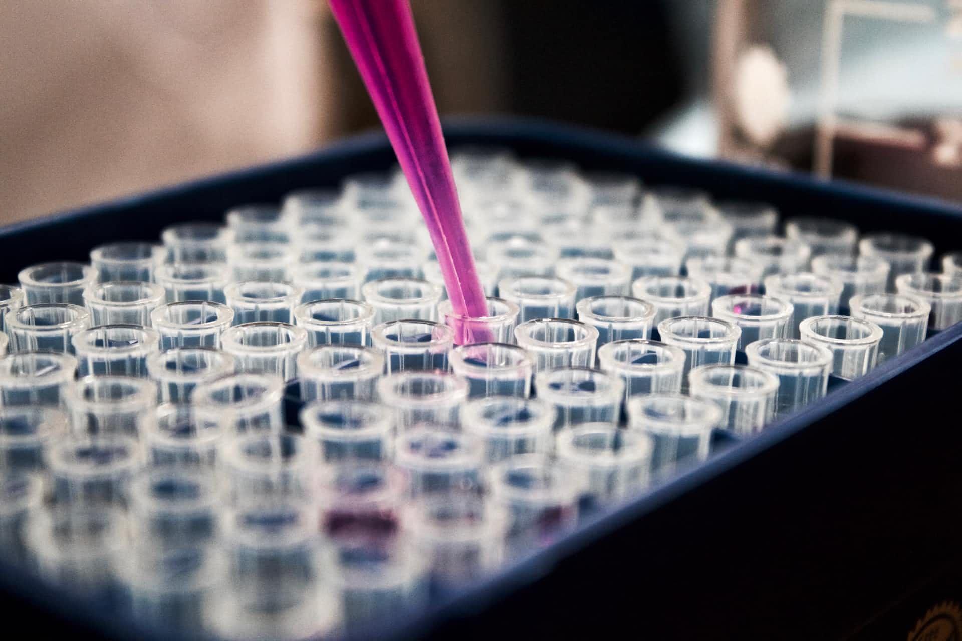 Laboranalyse mit Pipette – Wasserbeprobung und Spezialdienste von Dekonti-Services